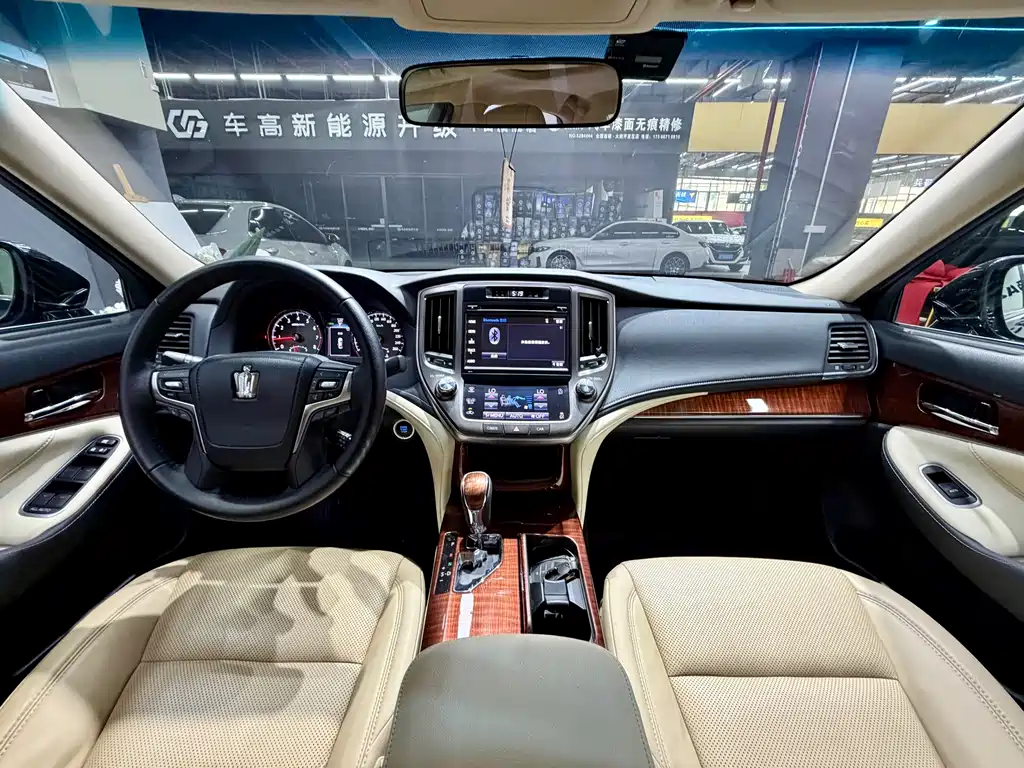 Toyota Crown — миниатюра 10