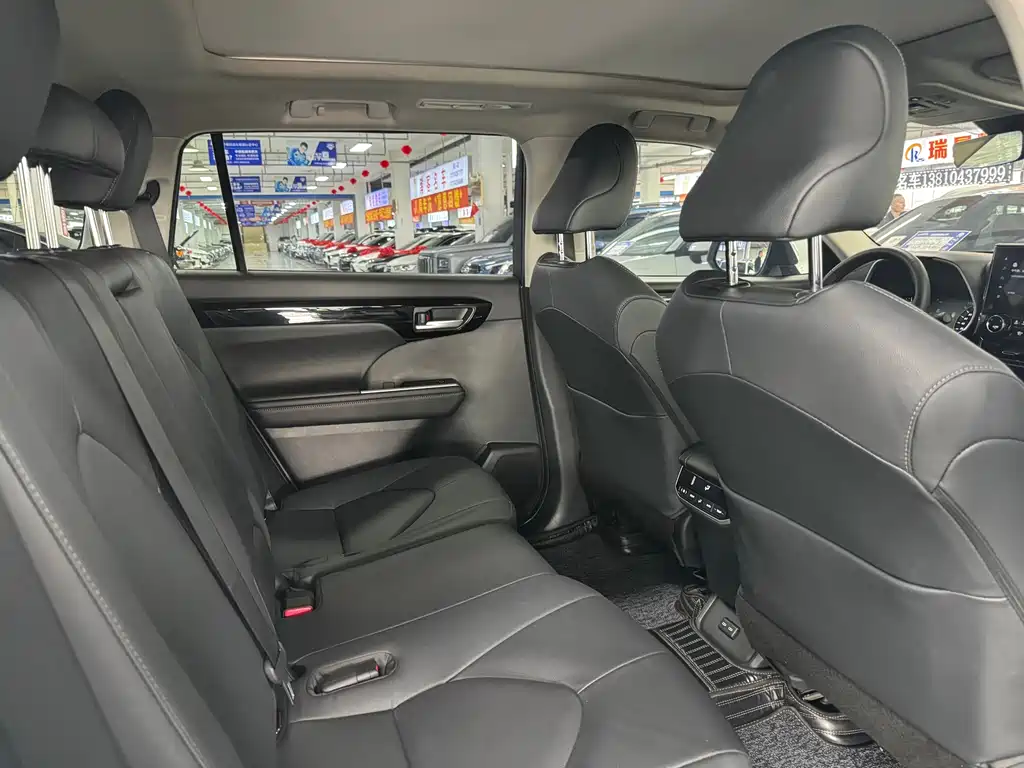 Toyota Highlander 2023 2.5L Luxury 7 мест