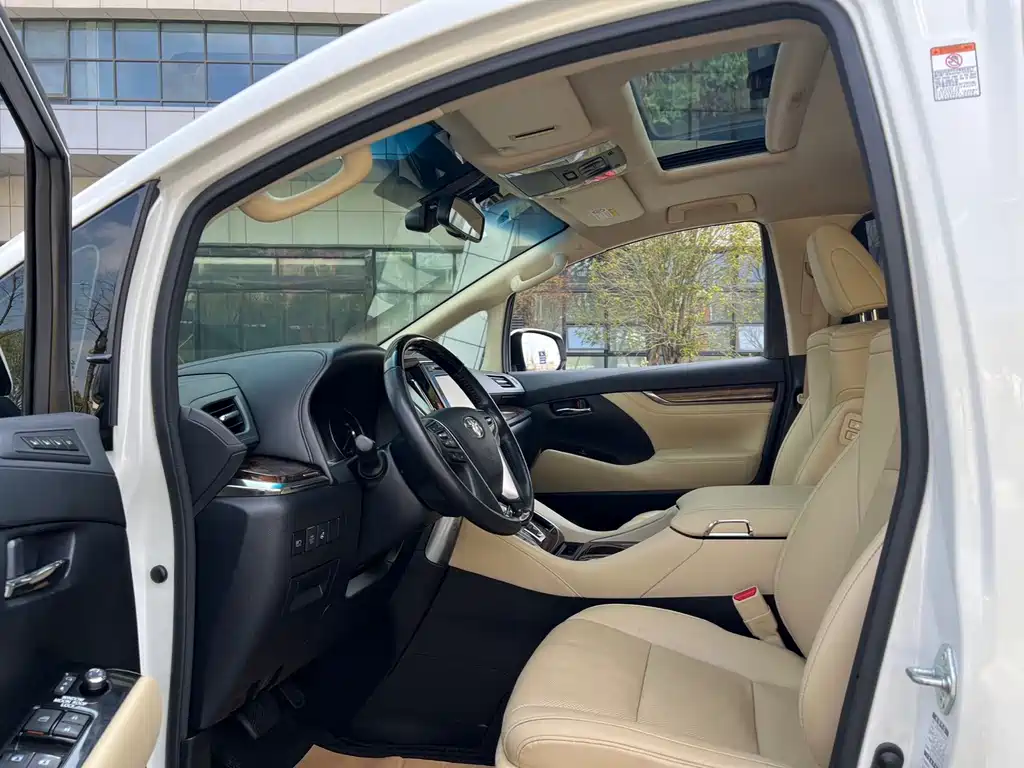 Toyota Alphard — миниатюра 8