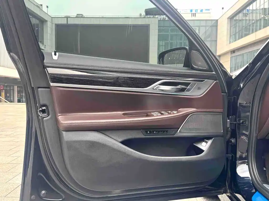 BMW 7 Series — миниатюра 6