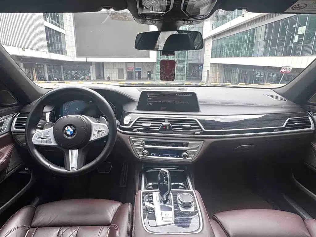 BMW 7 Series — миниатюра 10