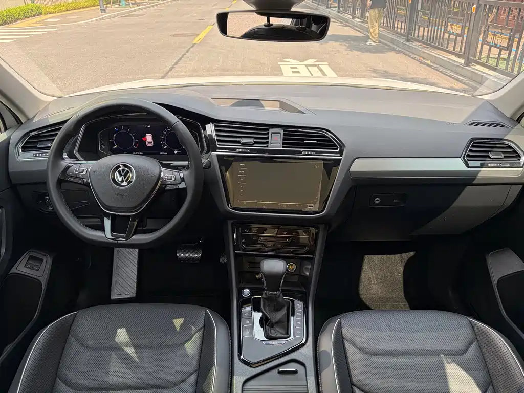 Volkswagen Tiguan L PHEV — миниатюра 9