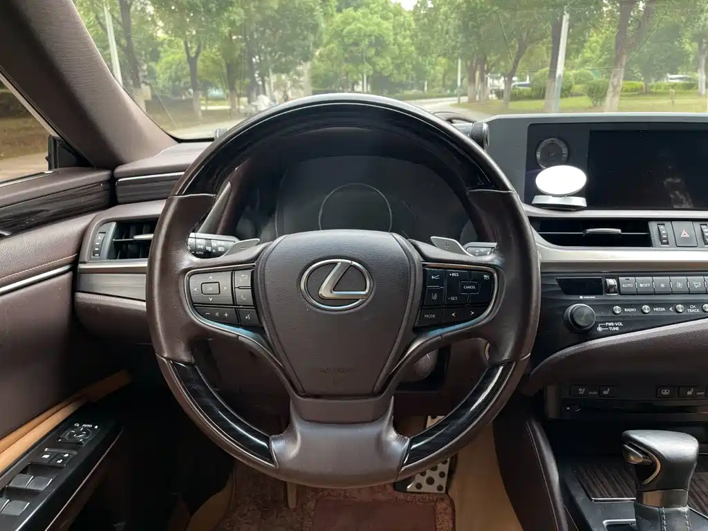Lexus ES — миниатюра 15