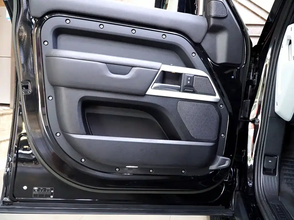 Land Rover Defender — миниатюра 18