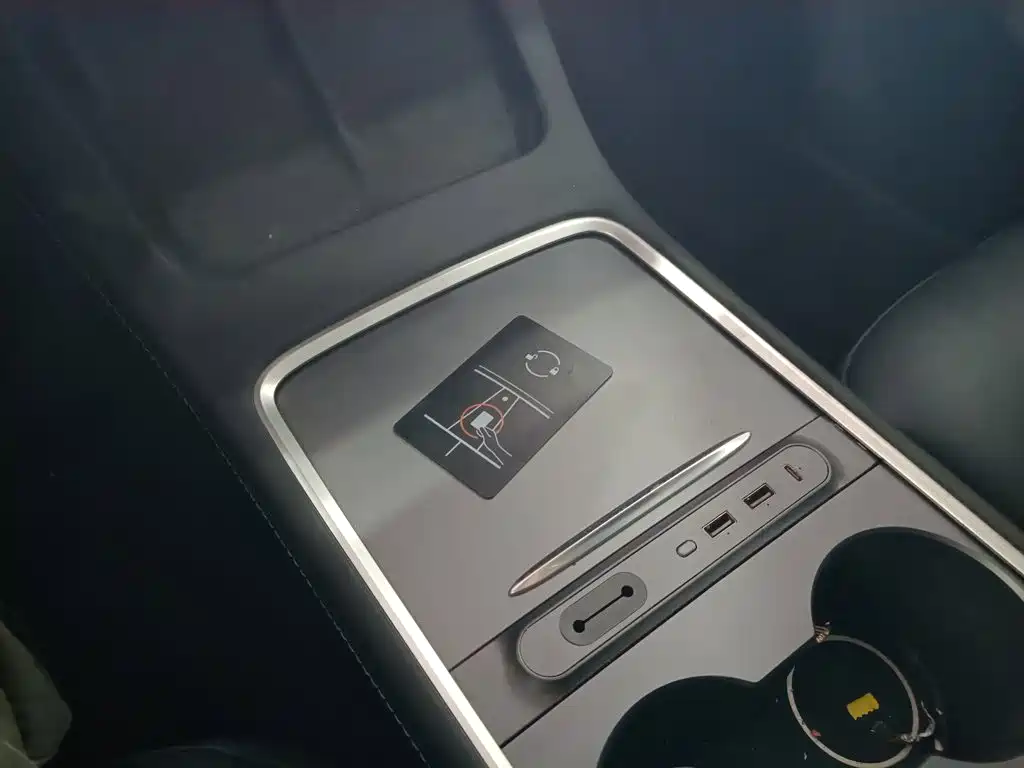 Tesla Model Y — миниатюра 9