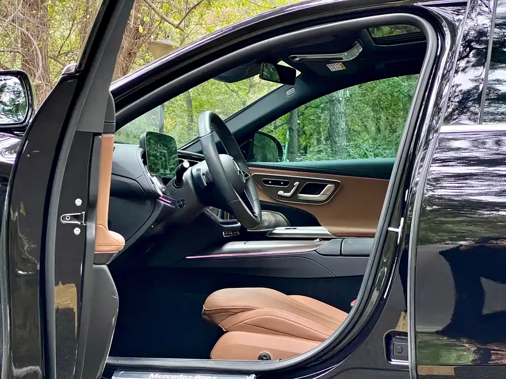 Mercedes-Benz E-Class — миниатюра 17