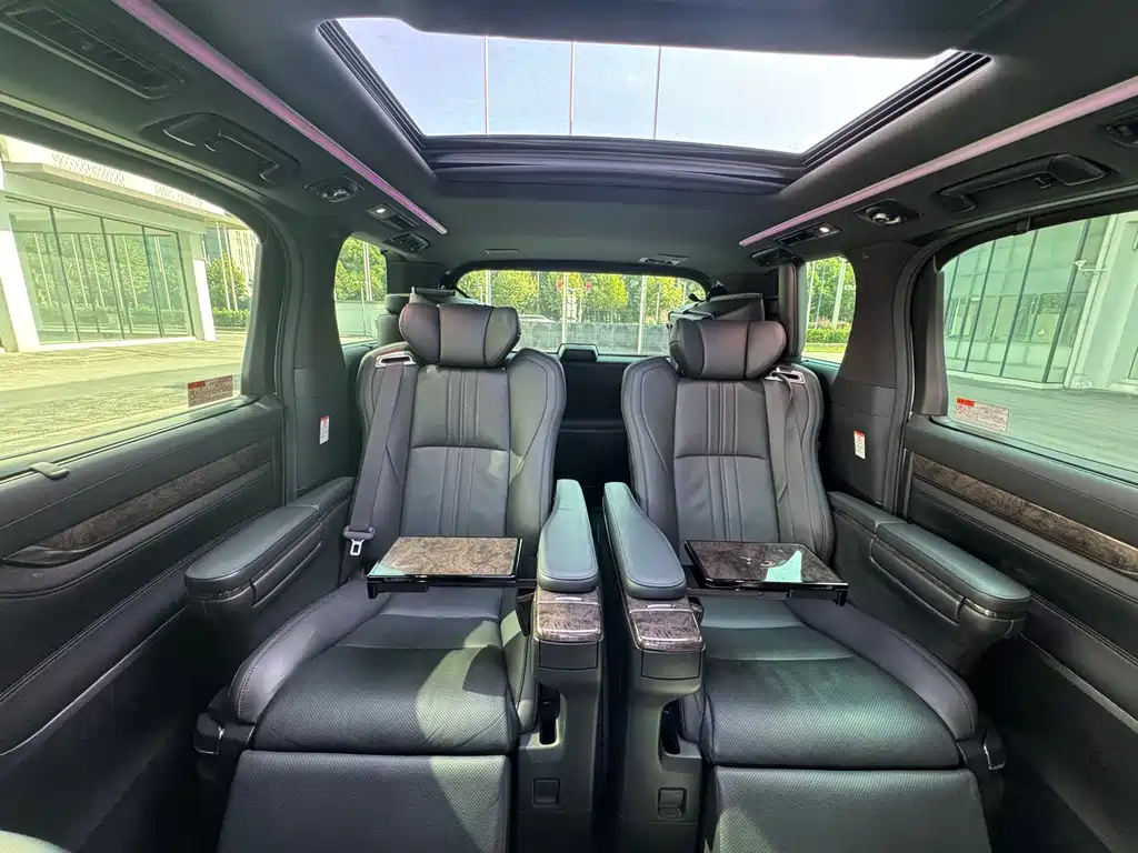Toyota Alphard — миниатюра 12
