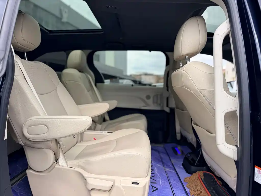 Toyota Granvia — миниатюра 12