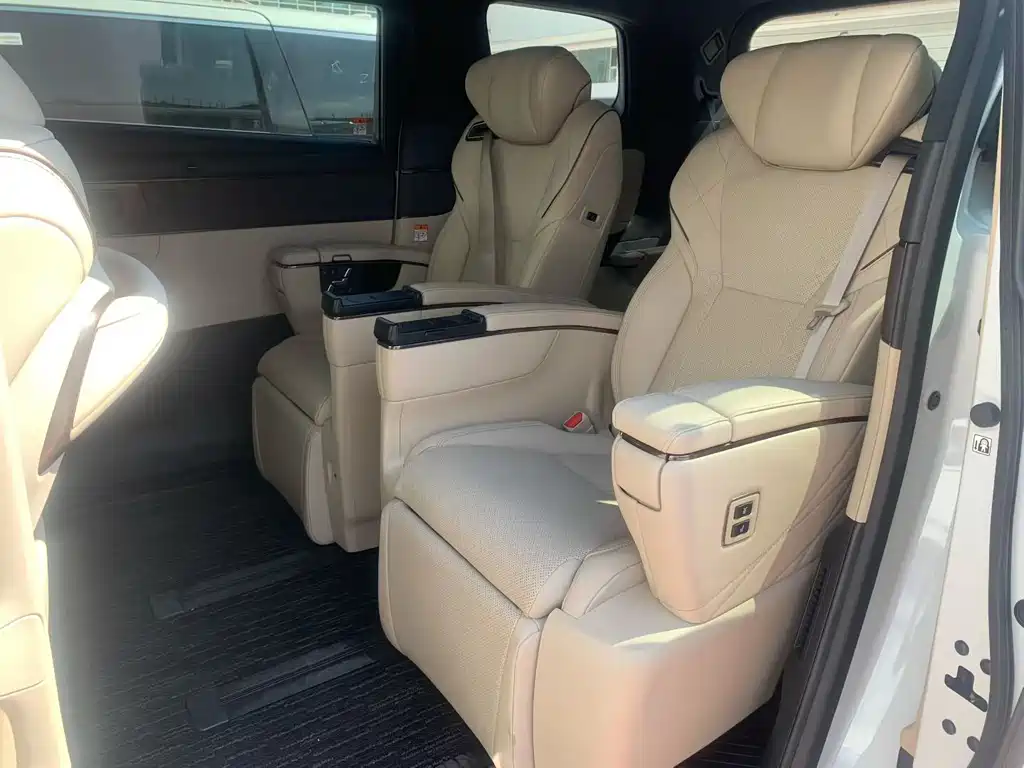 Toyota Alphard — миниатюра 7