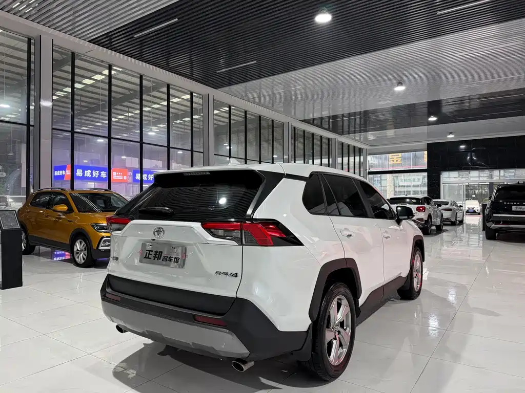 Toyota RAV4 — миниатюра 5