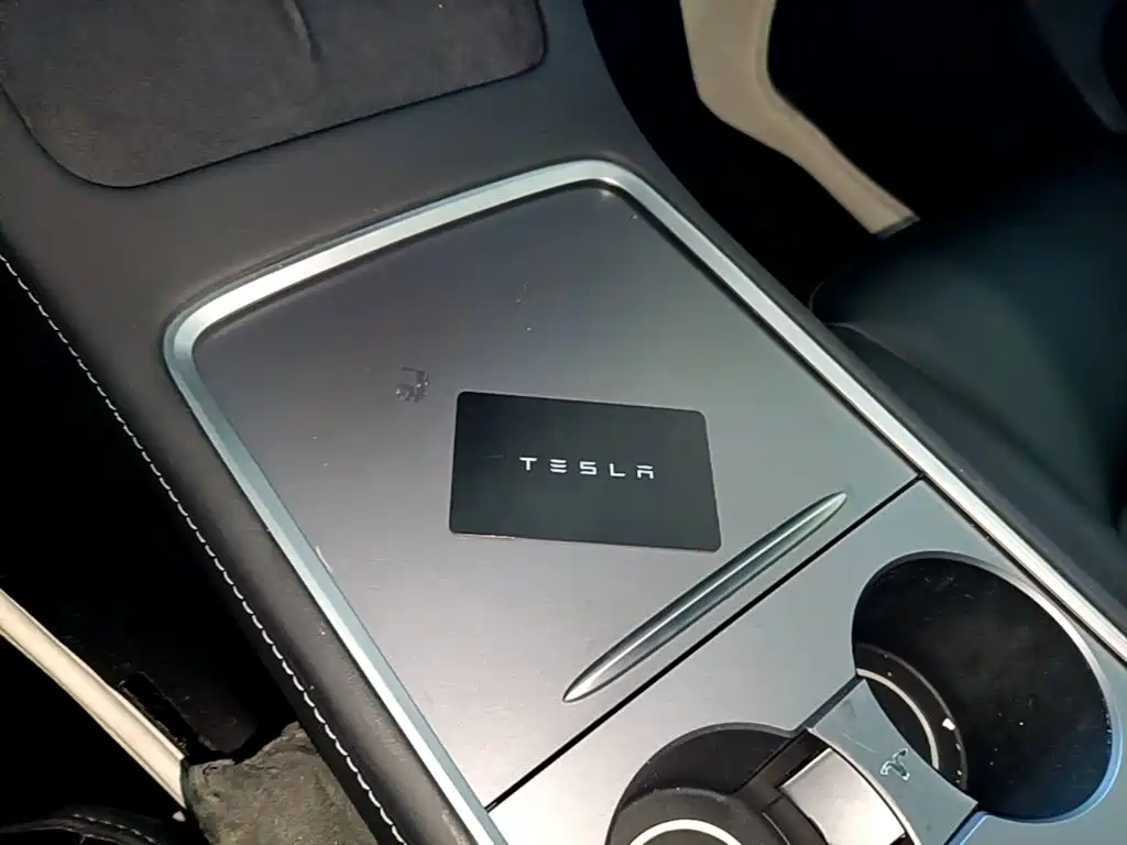 Tesla Model Y — миниатюра 9
