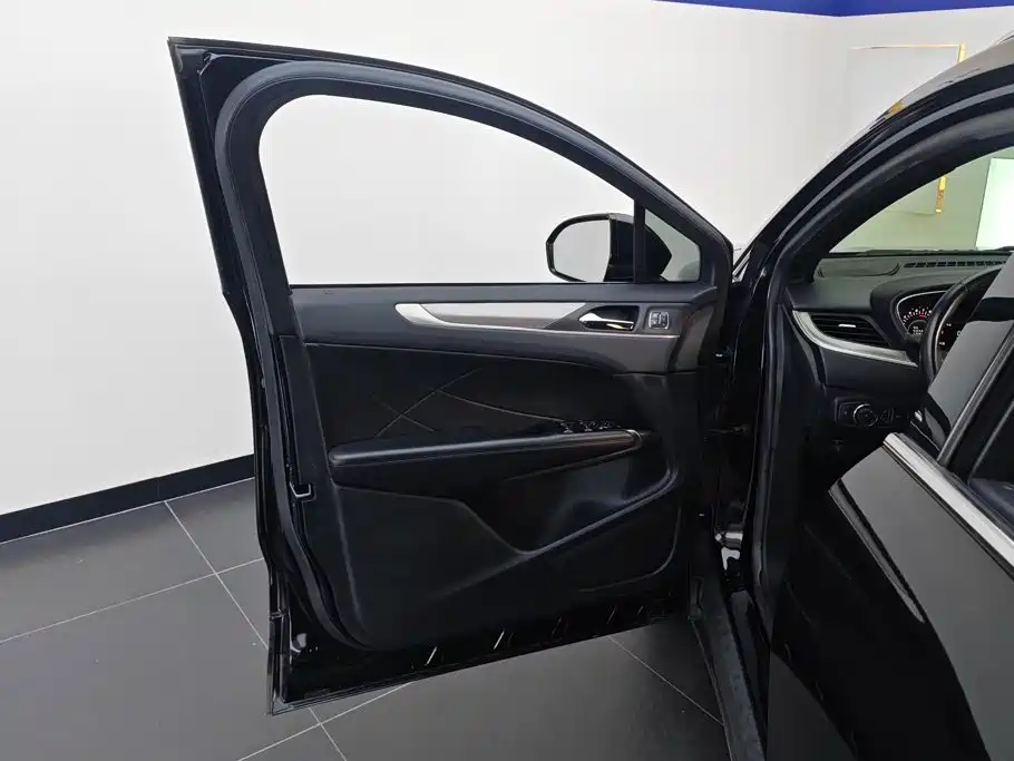 Lincoln MKC — миниатюра 7