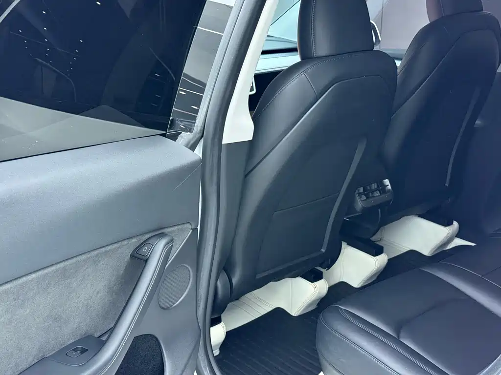 Tesla Model Y — миниатюра 8