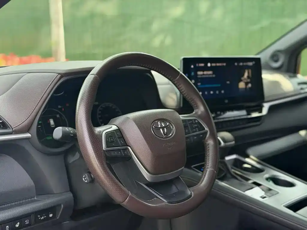 Toyota Sienna — миниатюра 6