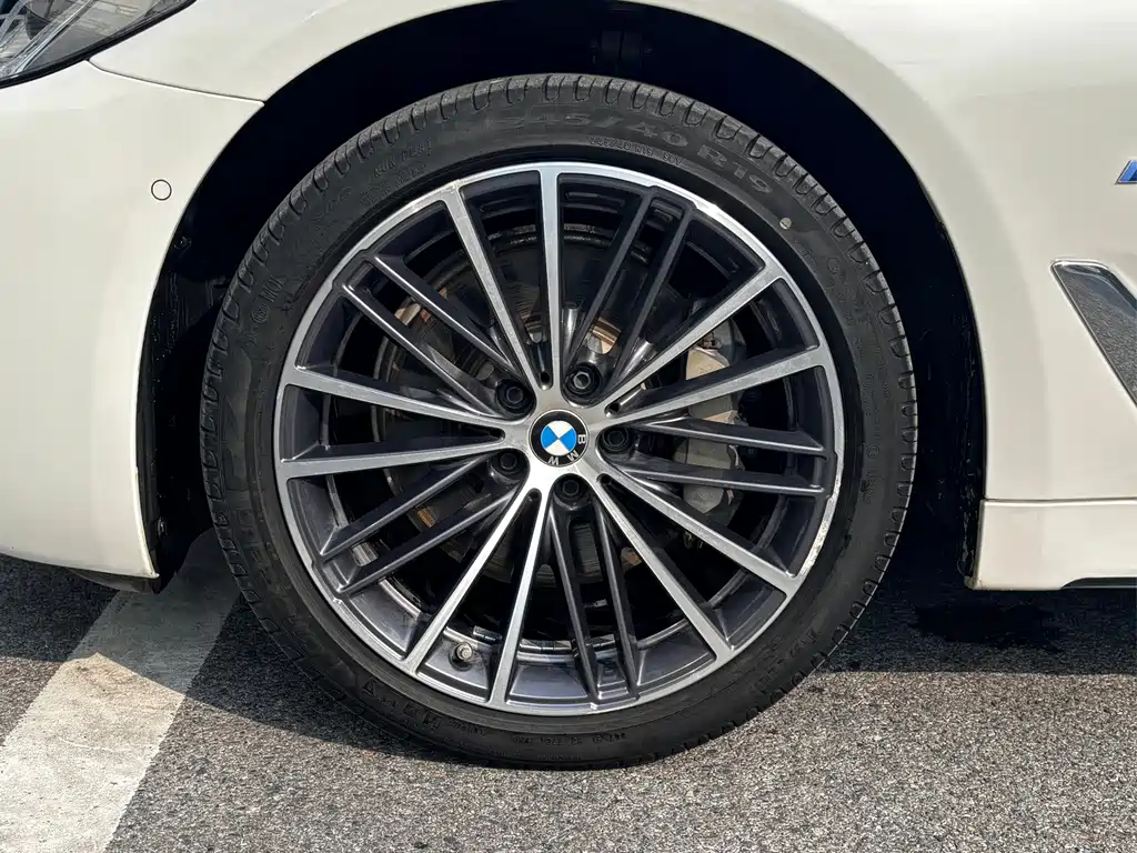 BMW 5 Series — миниатюра 7