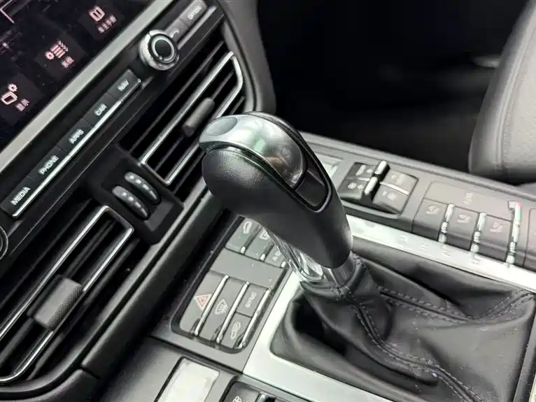 Porsche Macan — миниатюра 10