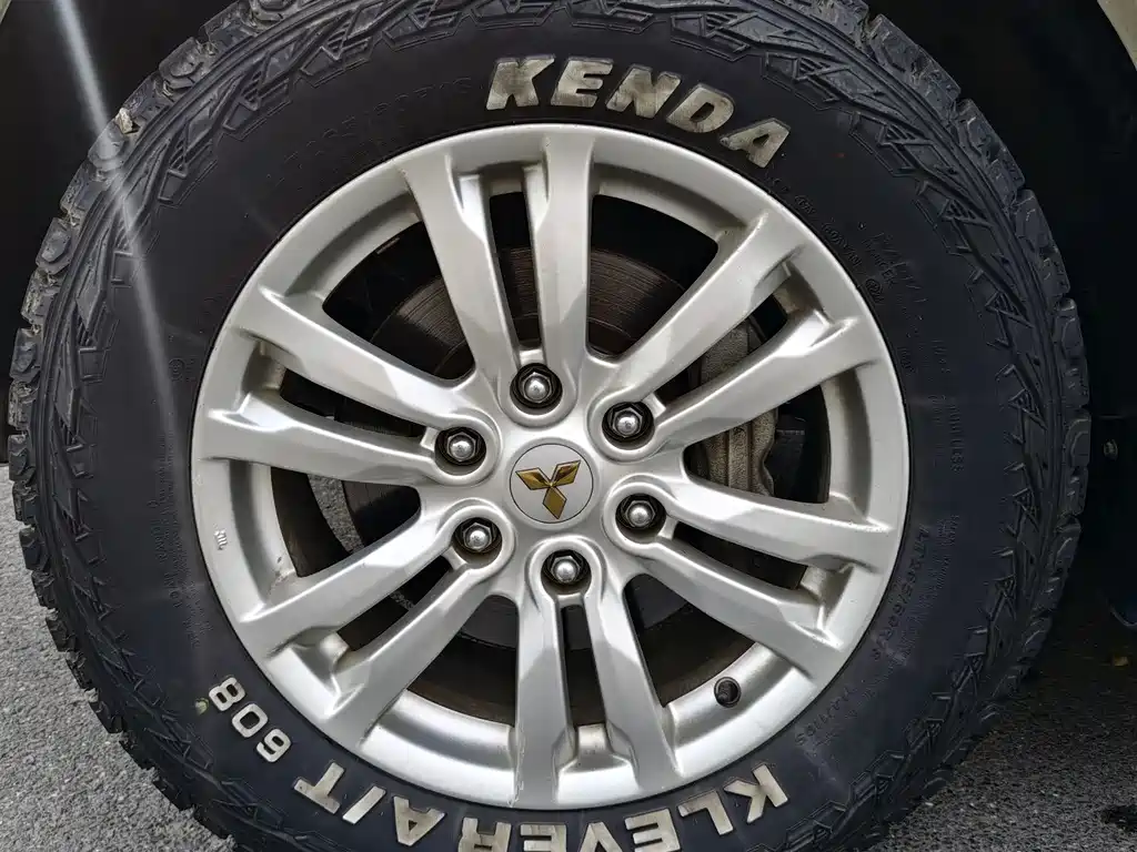 Mitsubishi Pajero (Import) — миниатюра 18