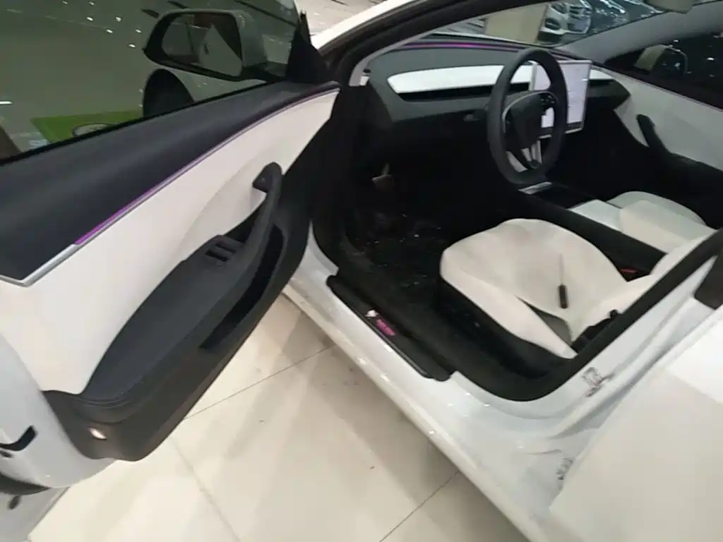 Tesla Model 3 — миниатюра 16