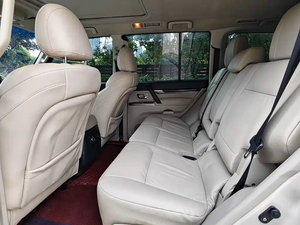 Mitsubishi Pajero (Import) — миниатюра 8