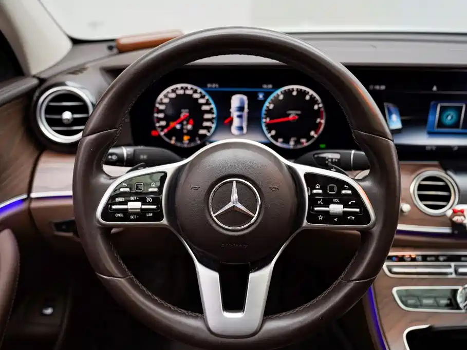 Mercedes-Benz E-Class — миниатюра 8