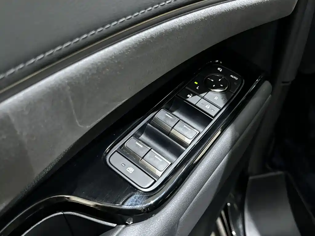 Lexus LM — миниатюра 10