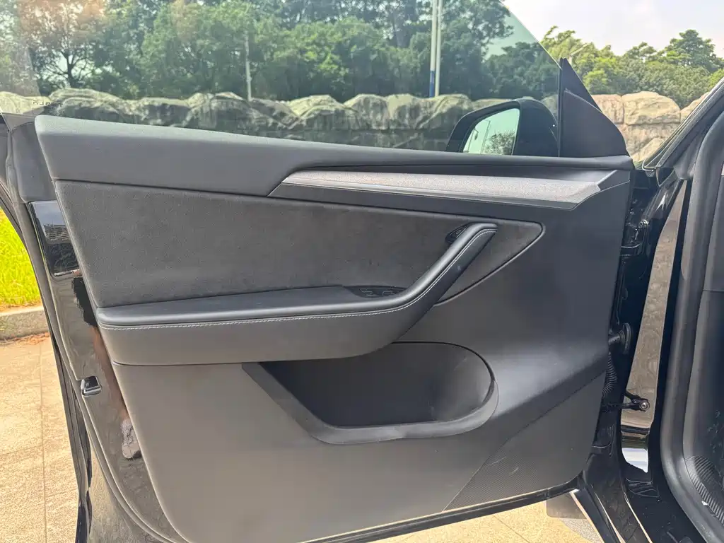 Tesla Model Y — миниатюра 11