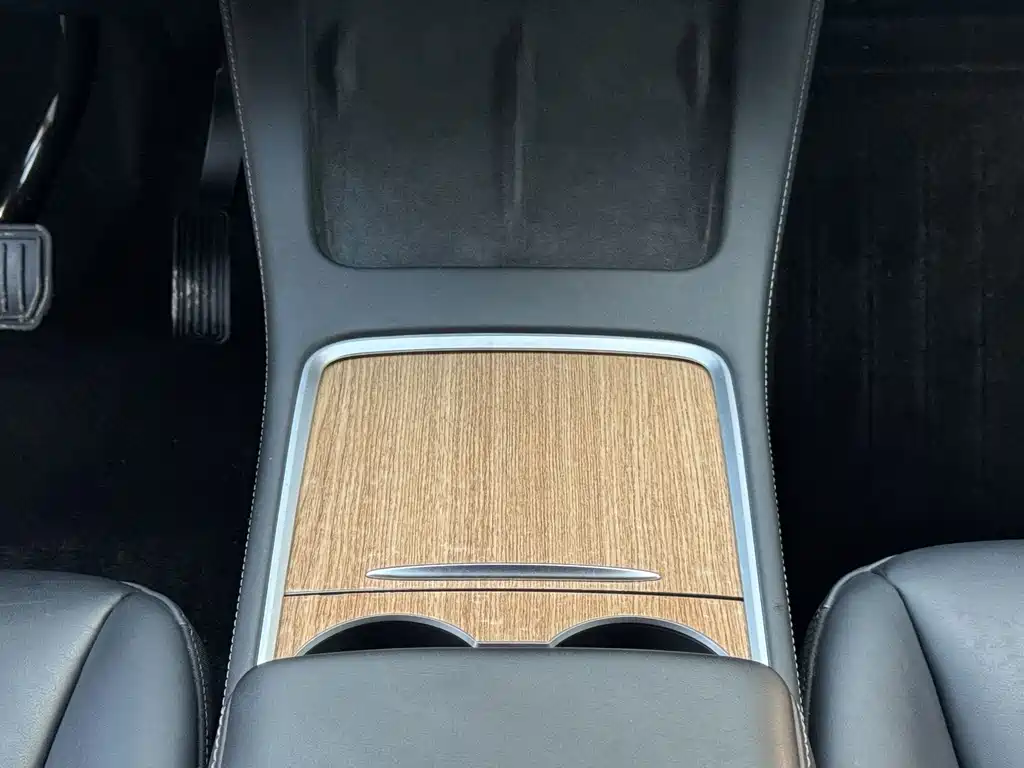 Tesla Model Y — миниатюра 12
