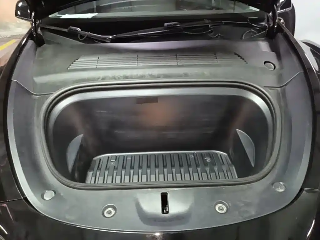 Tesla Model Y — миниатюра 20