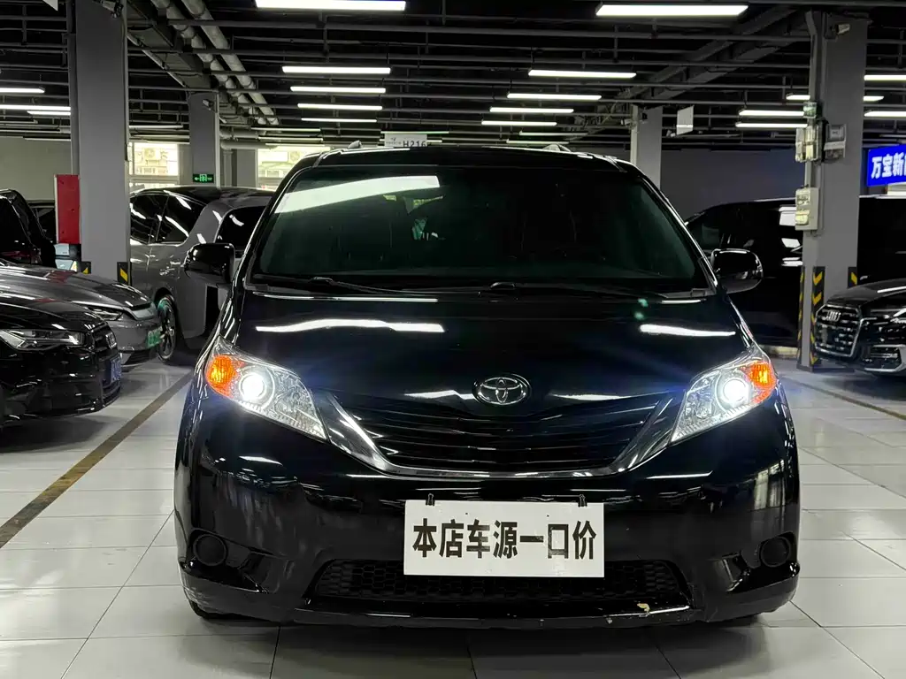 Toyota Sienna — миниатюра 2