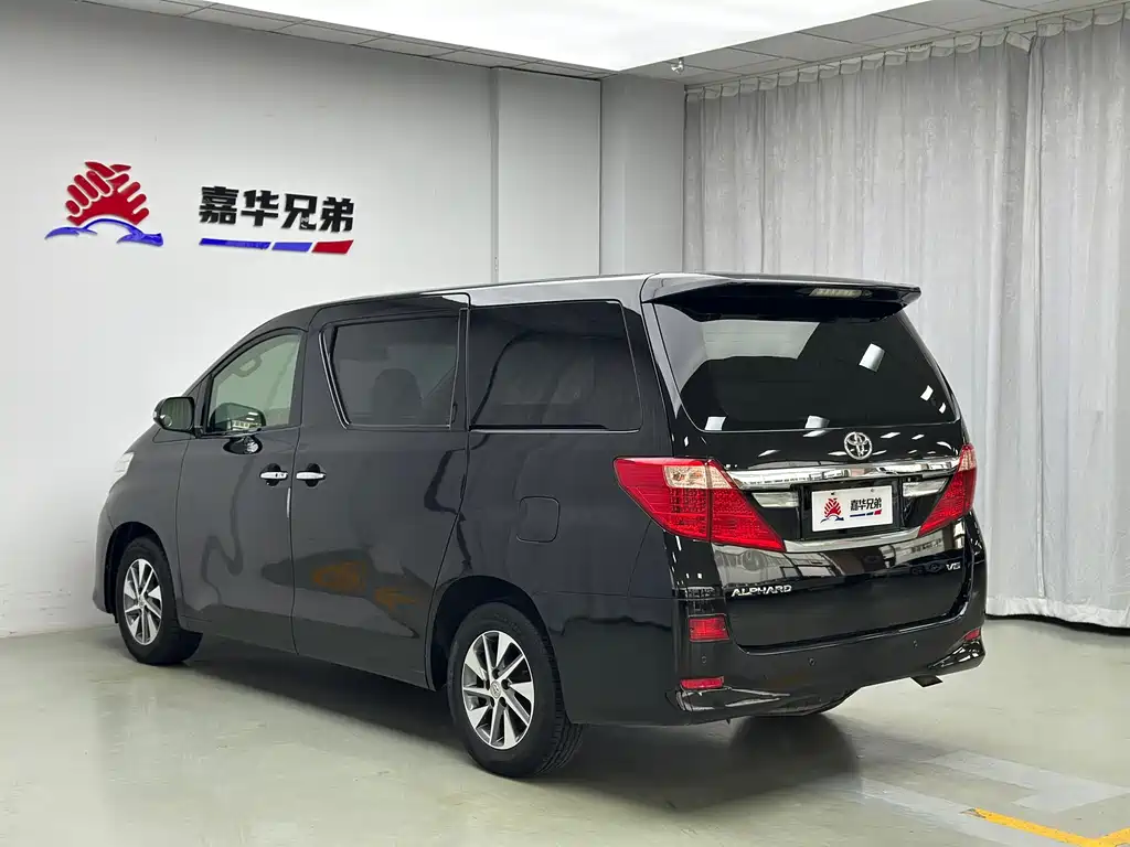 Toyota Alphard — миниатюра 10