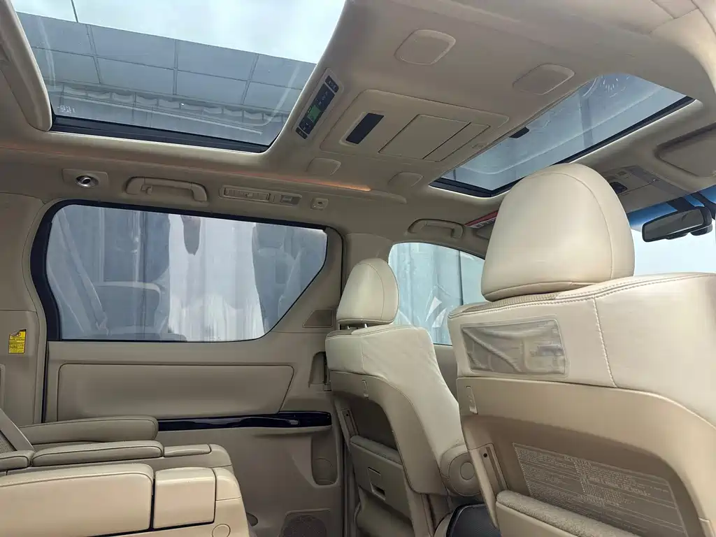 Toyota Alphard — миниатюра 35