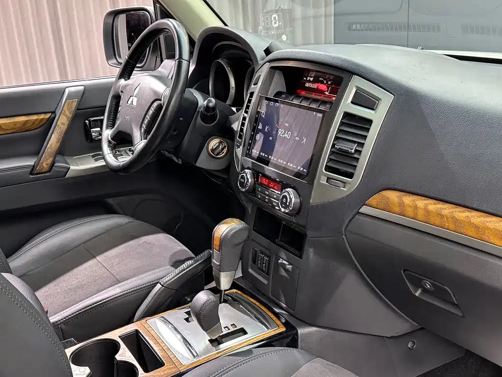 Mitsubishi Pajero (Import) — миниатюра 28