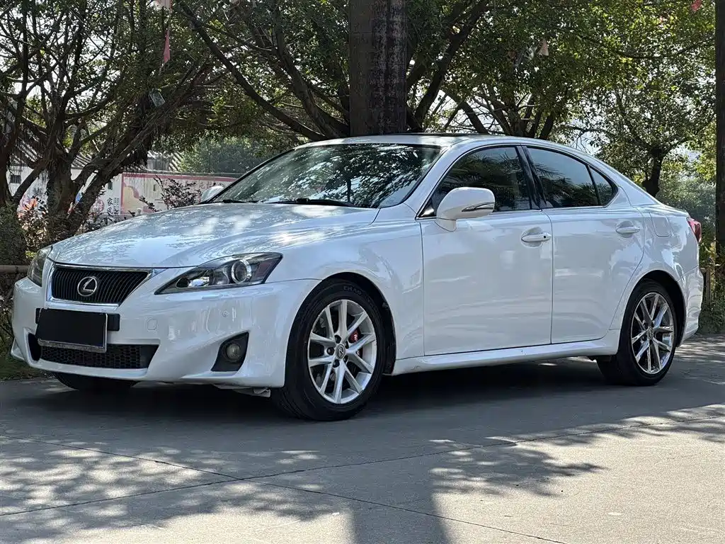 Lexus IS 2011