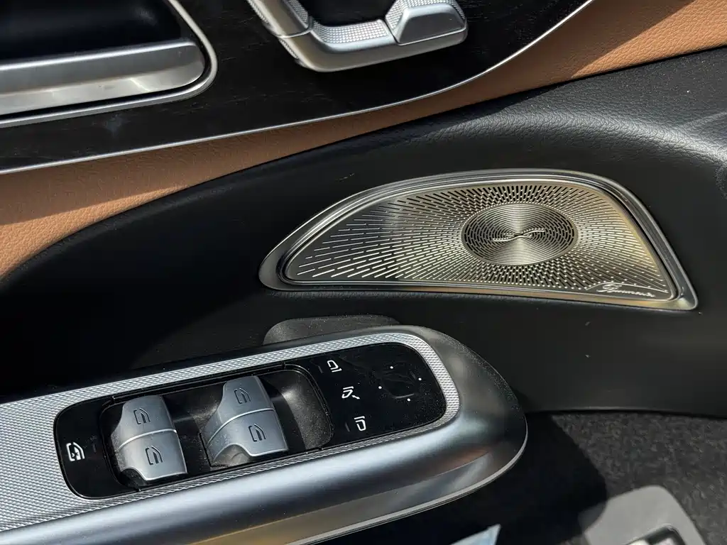 Mercedes-Benz E-Class — миниатюра 11