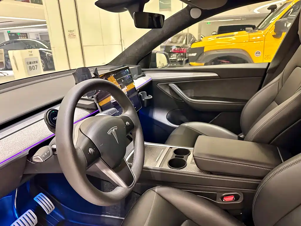 Tesla Model Y — миниатюра 9