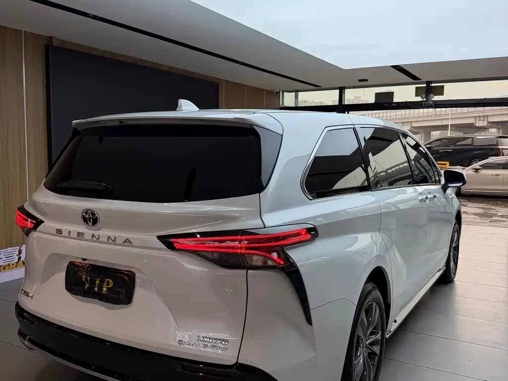 Toyota Sienna — миниатюра 4