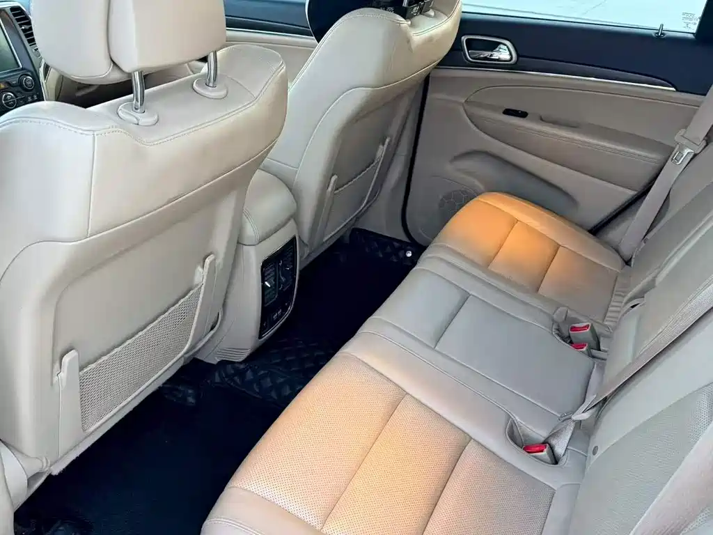 Jeep Grand Cherokee (Import) — миниатюра 6