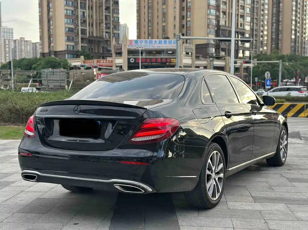 Mercedes-Benz E-Class — миниатюра 3
