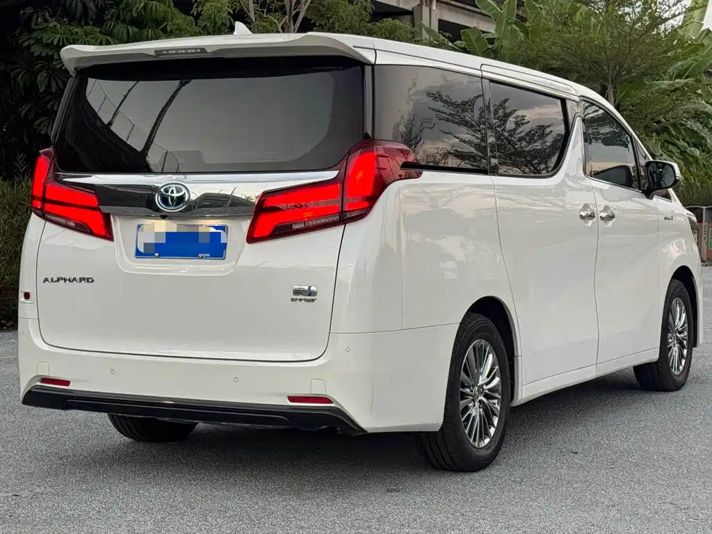 Toyota Alphard — миниатюра 4