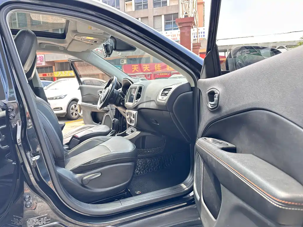 Jeep Compass — миниатюра 7