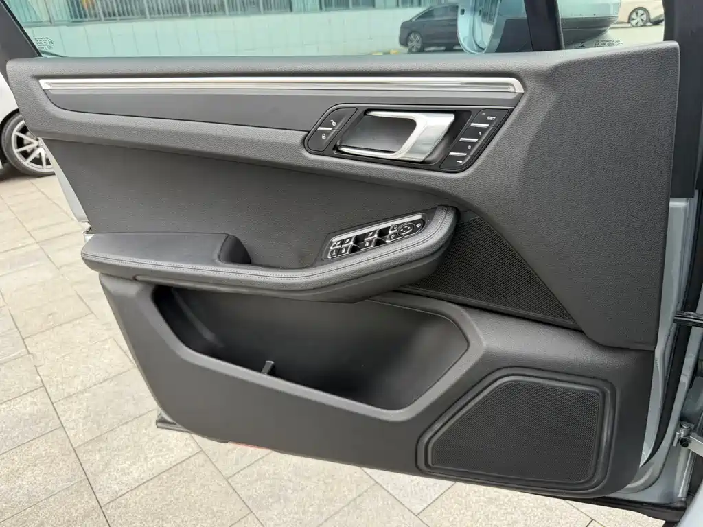 Porsche Macan — миниатюра 16