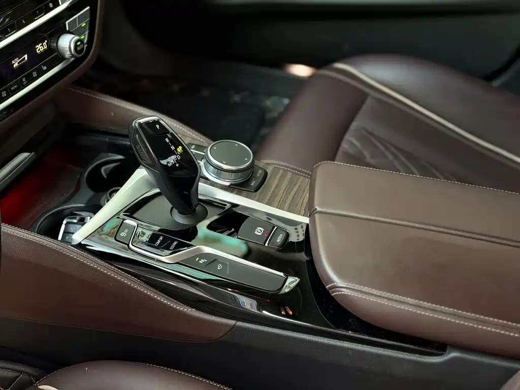 BMW 5 Series — миниатюра 11