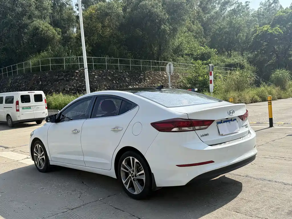 Hyundai Elantra — миниатюра 7