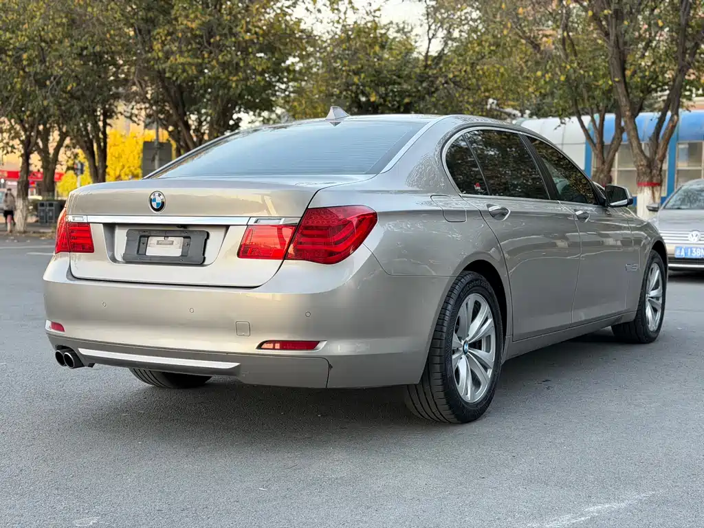 BMW 7 Series — миниатюра 13