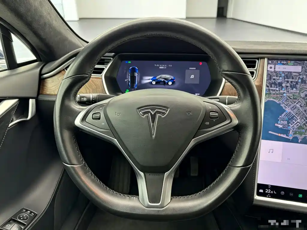 Tesla Model S — миниатюра 10