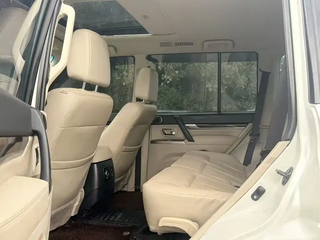 Mitsubishi Pajero (Import) — миниатюра 10