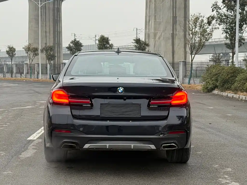 BMW 5 Series — миниатюра 7
