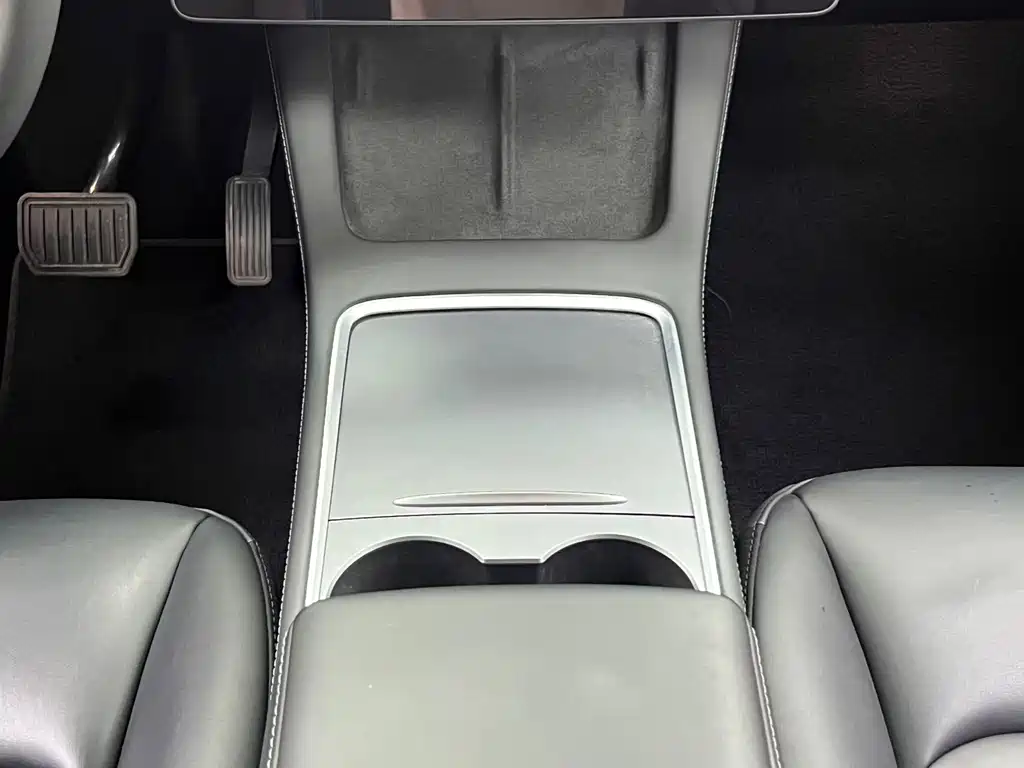 Tesla Model Y — миниатюра 16