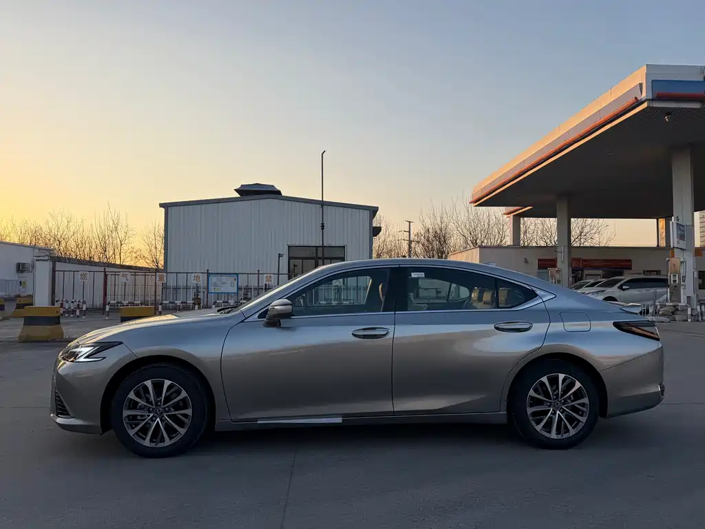 Lexus ES 2025 300h Premium