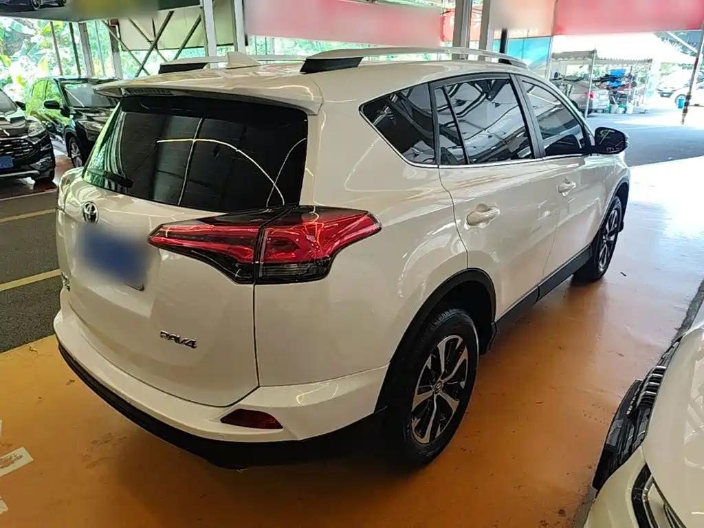 Toyota RAV4 — миниатюра 7